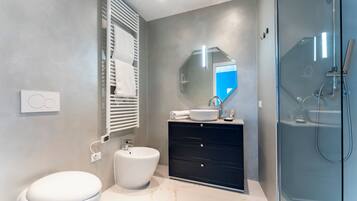 Superior-Doppelzimmer | Badezimmer | Dusche, Regendusche, Haartrockner, Bidet