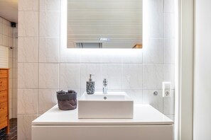 Dusche, Haartrockner, Handtücher