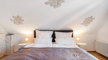 Een strijkplank/strijkijzer, wifi, beddengoed