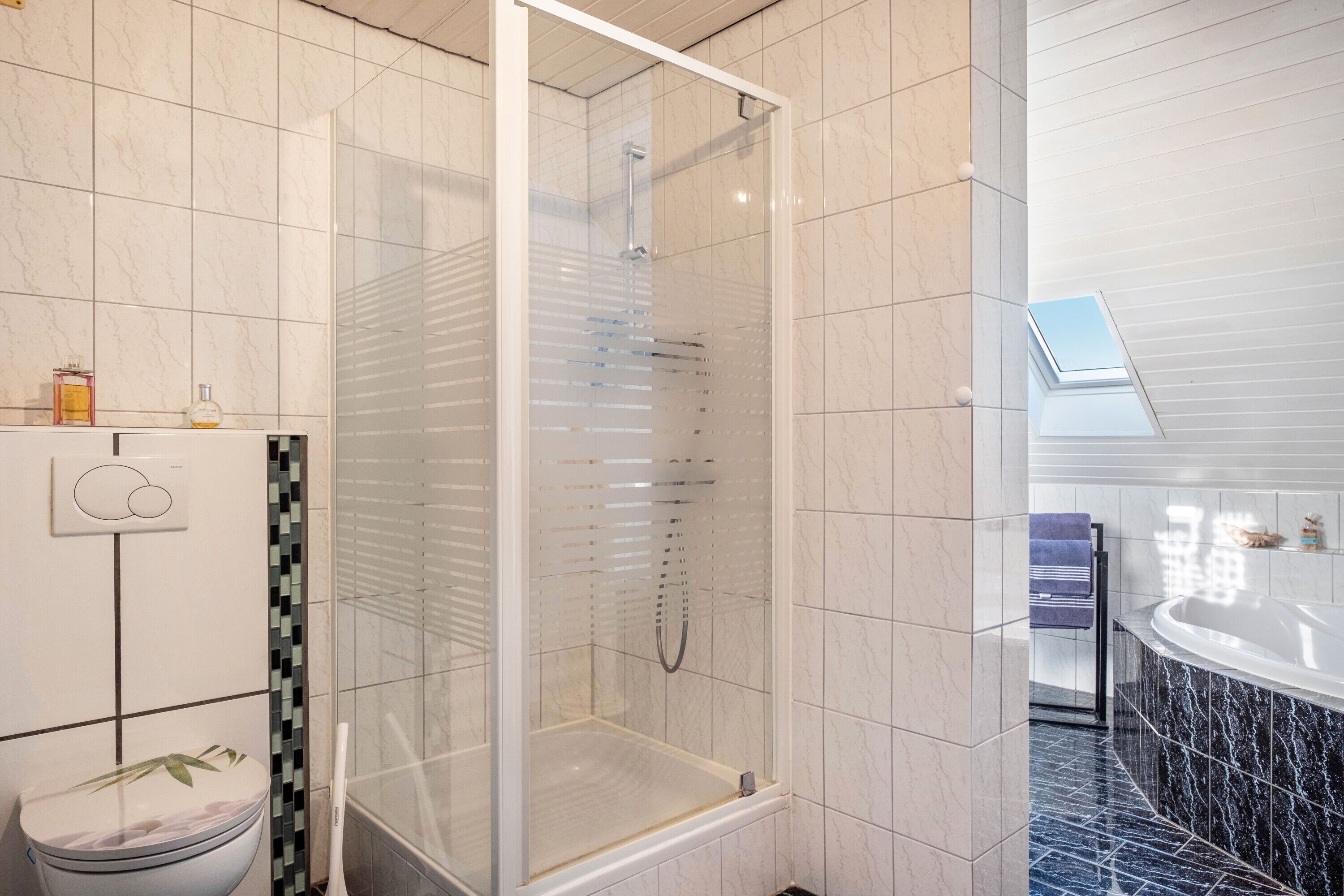 Douche, sèche-cheveux, serviettes fournies