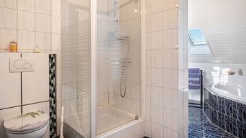 Douche, sĂšche-cheveux, serviettes fournies