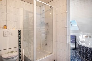 Dusche, Haartrockner, Handtücher