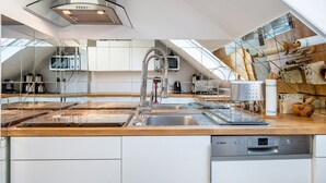 A modern kitchen with a stainless steel sink, Bosch dishwasher, and a microwave. - Apartment 'Fewo-wosink' with private terrace, balcony and Wi-Fi (Bad Krozingen)