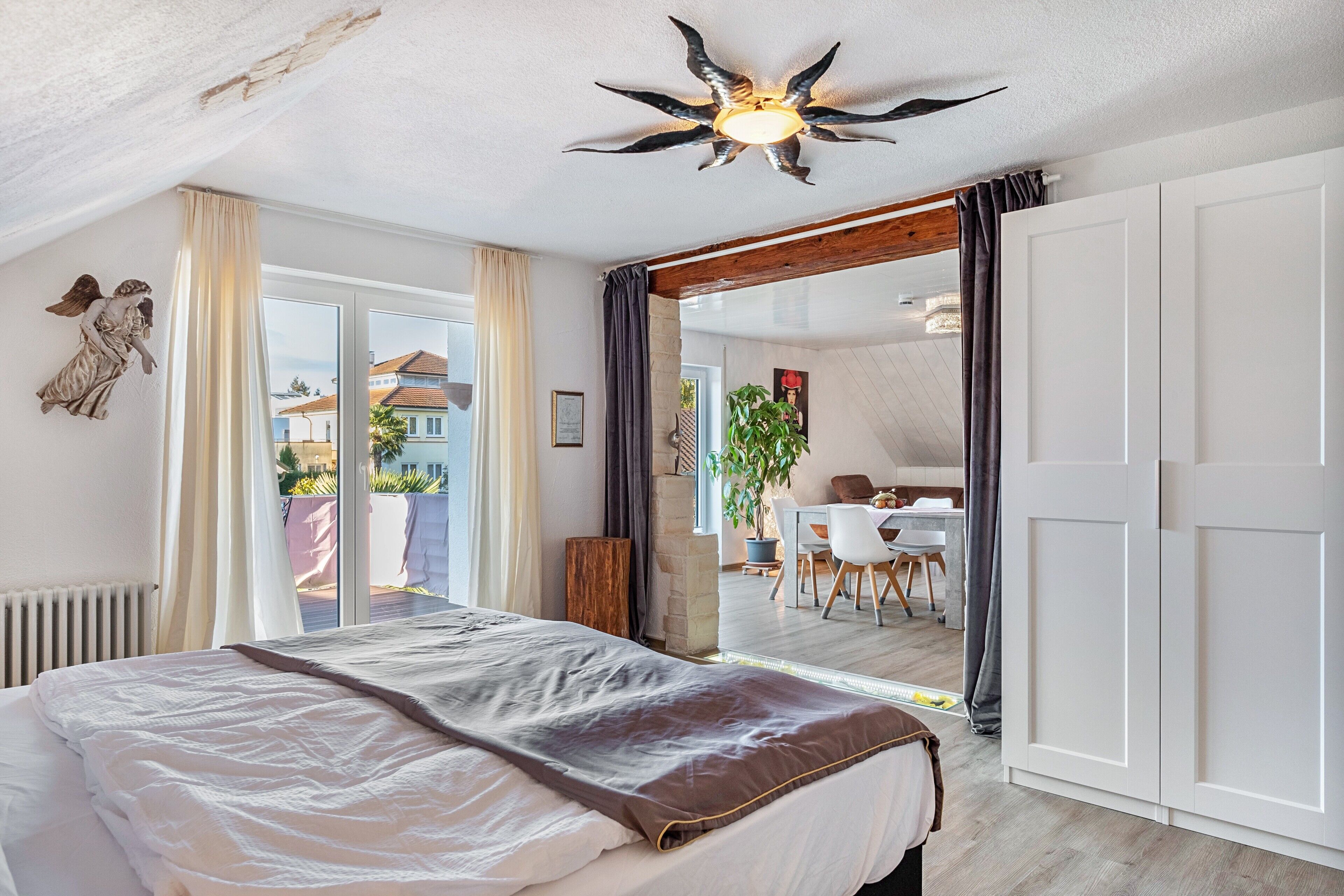 Iron/ironing board, WiFi, bed sheets