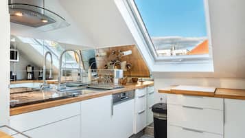 Een koelkast, een microgolfoven, een oven, een kookplaat