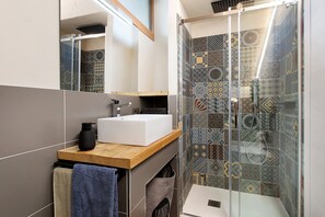 Regadera, amenidades de baño gratuitas, secadora de cabello, toallas 