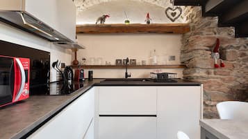 Réfrigérateur, micro-ondes, plaque de cuisson, lave-vaisselle