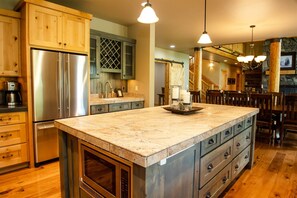 Jääkaappi, mikroaaltouuni, uuni, astianpesukone