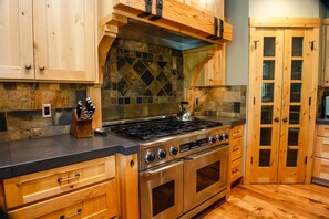 Jääkaappi, mikroaaltouuni, uuni, astianpesukone