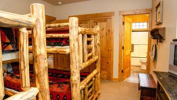 5 habitaciones, tabla de planchar con plancha y acceso a internet