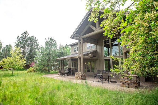 Exterior - Vista 14 - Luxury Lodge, Hot Tub, SHARC, Bikes, A/C, Location! (Sunriver)