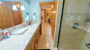 Douche, séchoir à cheveux, serviettes fournies