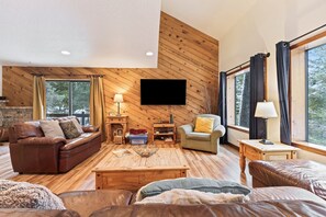 Televisión y chimenea 