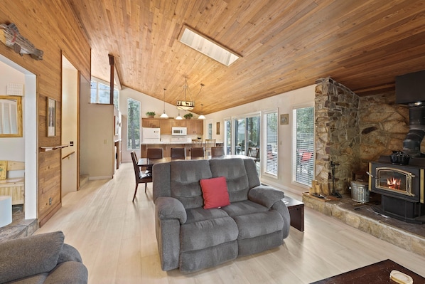 Televisión y chimenea