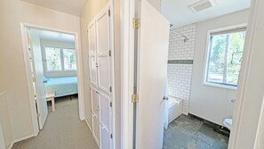 4 عدّة غرف نوم ومكواة/لوح كي وخدمة الإنترنت