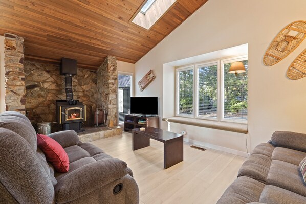 TV, fireplace