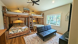 5 bedrooms, iron/ironing board, Internet, bed sheets