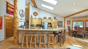 Kjøleskap, mikrobølgeovn, ovn og oppvaskmaskin