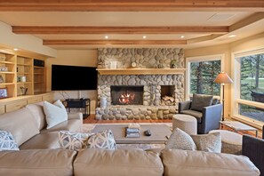 Televisie en een open haard