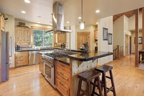 Kjøleskap, ovn og kokeplater