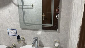 Deluxe Triple Room | Bathroom