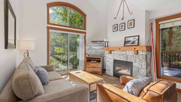 Televisión y chimenea 