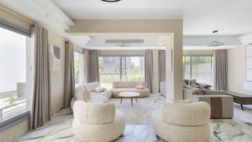 Villa Deluxe, vistas al jardín | Zona de estar | Smart TV de 65 pulgadas con canales digitales