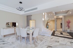 Villa – deluxe, hageutsikt | Spiseområde på rommet
