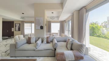 Villa Deluxe, vistas al jardín | Zona de estar | Smart TV de 65 pulgadas con canales digitales