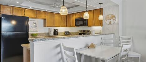 ثلاجة، ميكروويف، فرن، موقد طهي مسطح