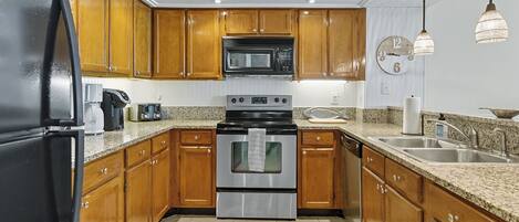 冷蔵庫、電子レンジ、オーブン、コンロ