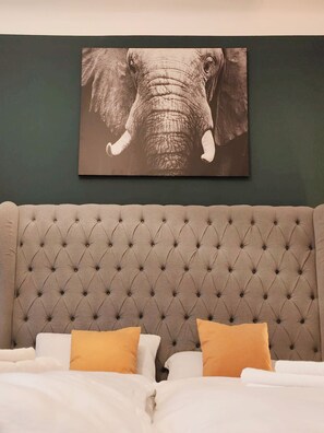 2 slaapkamers, een strijkplank/strijkijzer, reisbedje, gratis wifi