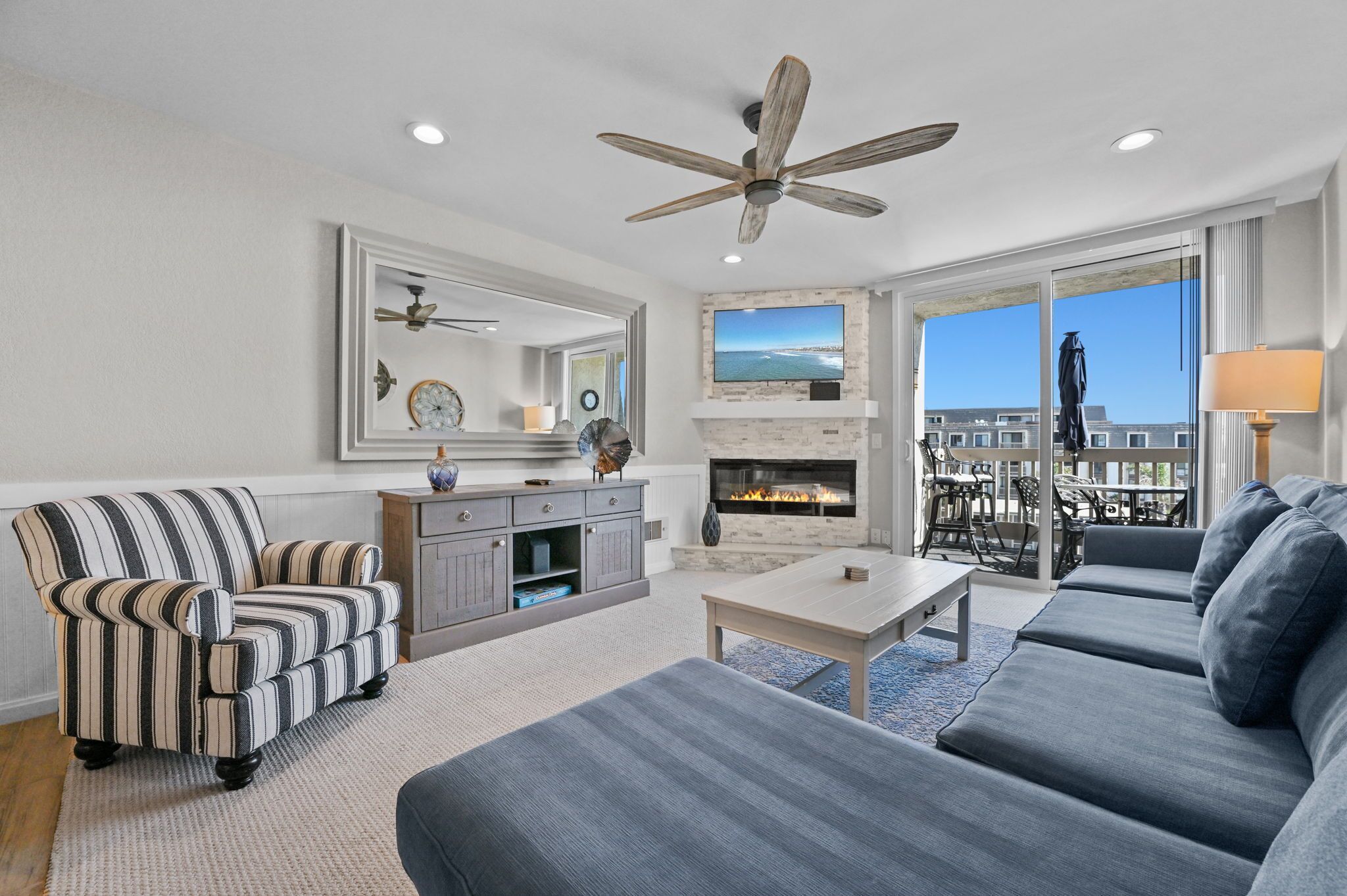 Télévision, cheminée, baby-foot, table de tennis de table