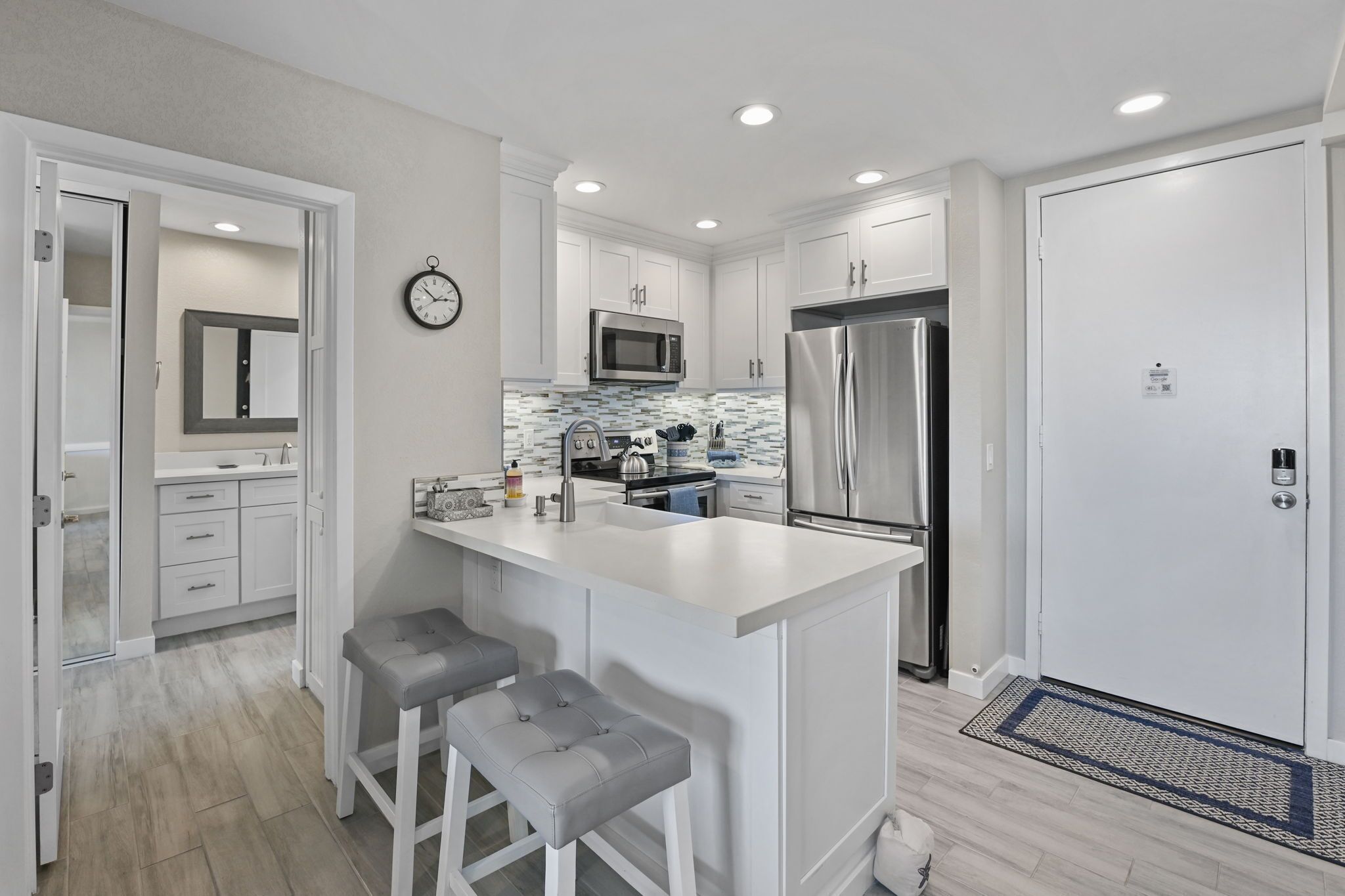 Réfrigérateur, micro-ondes, four, plaque de cuisson