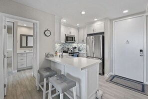 Geladeira, micro-ondas, fogão, cooktop