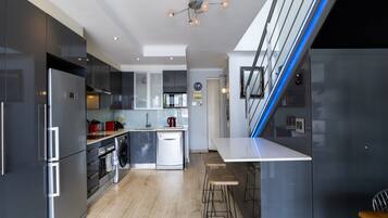 Classic Apartment, City View | Private kitchen