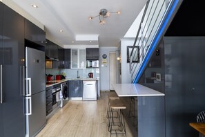 Classic Apartment, City View | Private kitchen