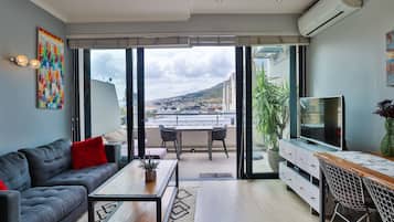 Klassiek appartement, uitzicht op stad | Woonruimte | Een 55-inch plasmatelevisie met satellietzenders en streamingdiensten