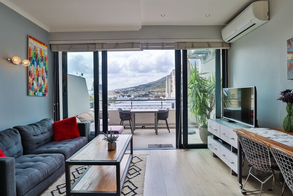 Departamento clásico, vista a la ciudad | Área de sala de estar | Televisión de plasma de 55 pulgadas con canales vía satélite 