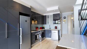 Classic Apartment, City View | Private kitchen