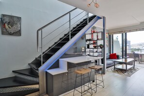 Departamento clásico, vista a la ciudad | Área de sala de estar | Televisión de plasma de 55 pulgadas con canales vía satélite 