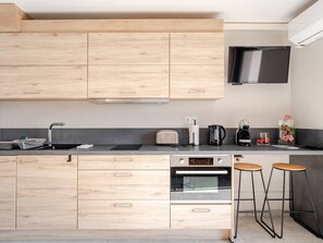 Réfrigérateur, four à micro-ondes, un four, cafetière-théière