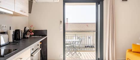 Fridge, microwave, oven, coffee/tea maker