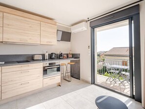 Fridge, microwave, oven, coffee/tea maker