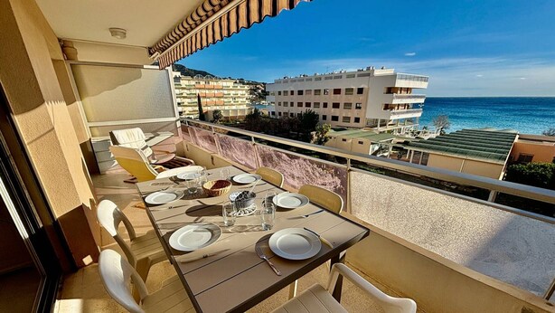 Outdoor dining - Bright apartment with terrace and beach access (Le Lavandou)