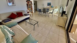 Living area - Bright apartment with terrace and beach access (Le Lavandou)