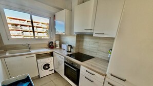 Private kitchen - Bright apartment with terrace and beach access (Le Lavandou)