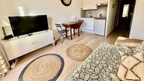 Unclassified image, 3 of 13, button - Studio with Terrace - Beach Access (Bormes-les-Mimosas)