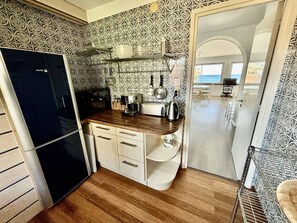 Fridge, oven, dishwasher, coffee/tea maker