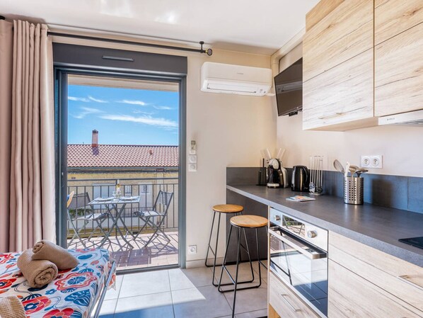 Fridge, microwave, oven, coffee/tea maker